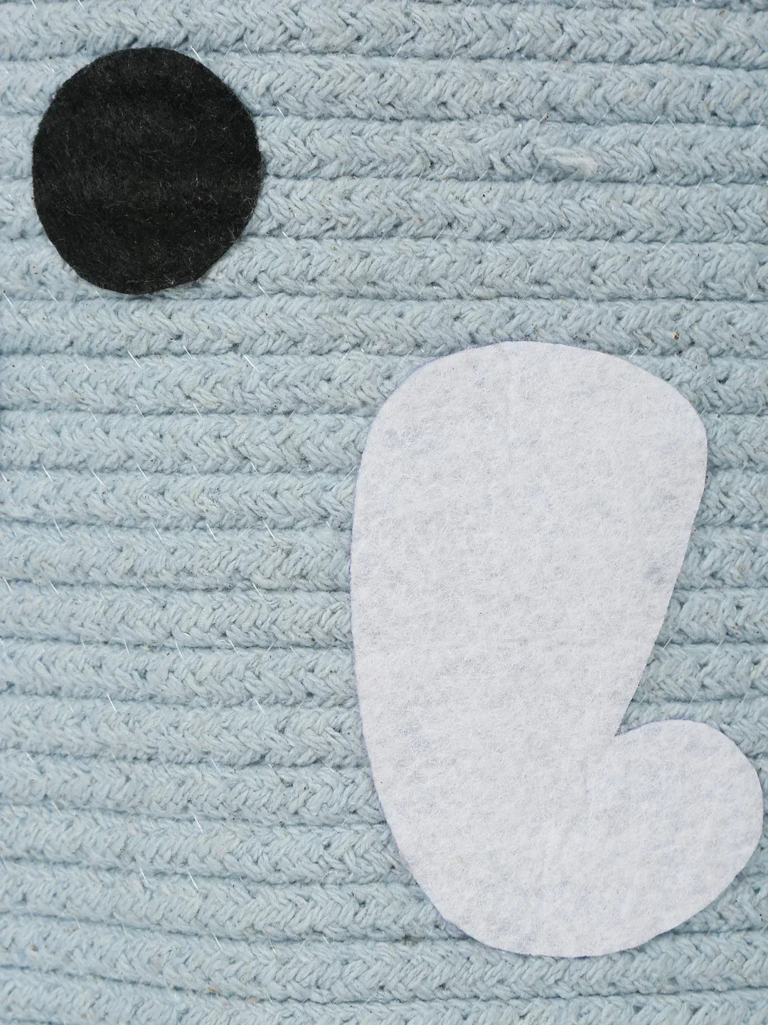 Decorative elephant laundry bin with solid design